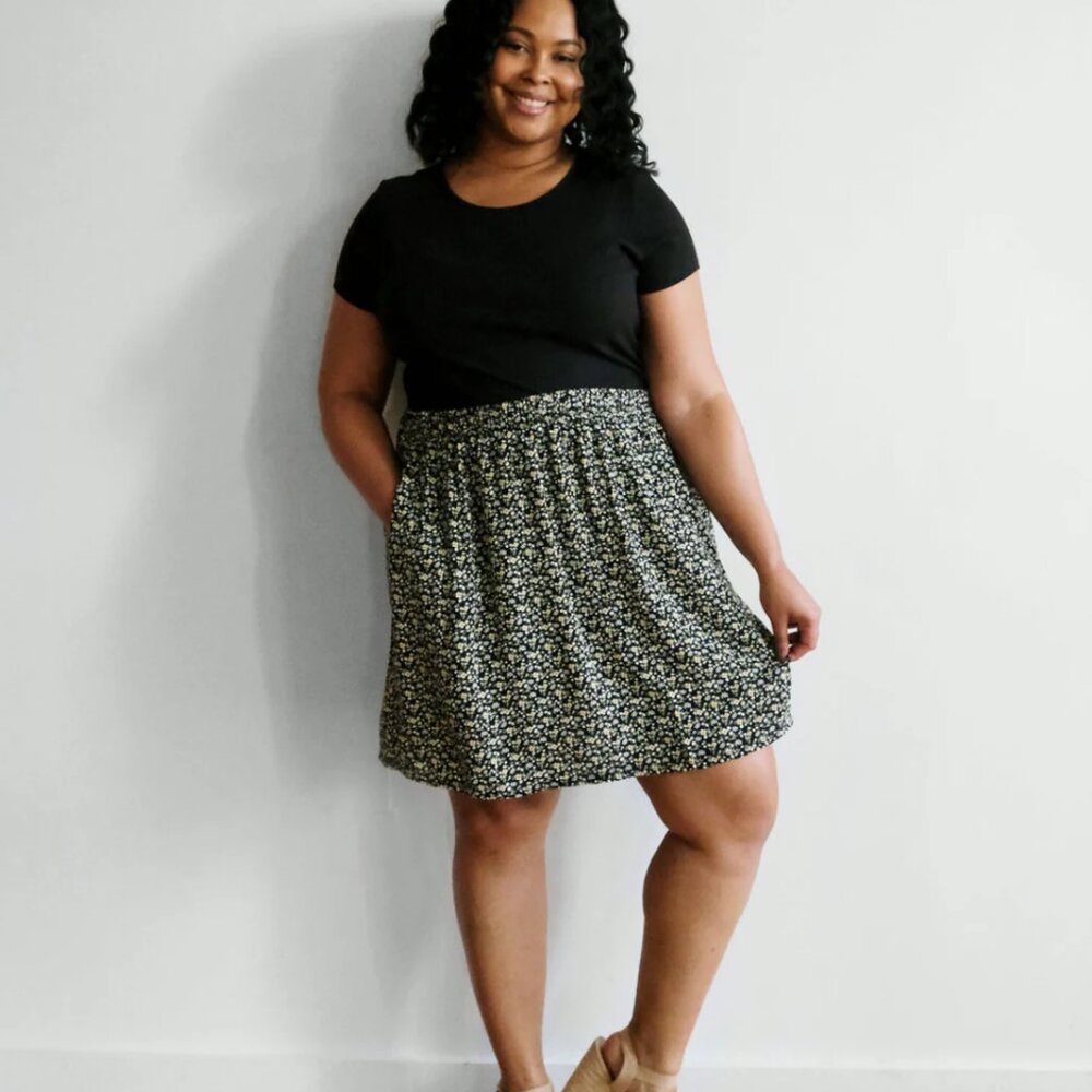 Elegantees Hadley knee length skirt in black/mustard floral print, L